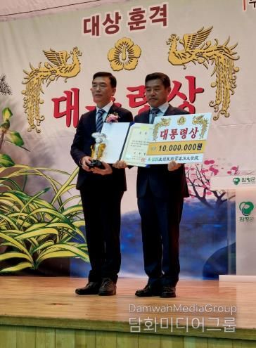 대통령상 수상(좌 강하춘 함평군수 권한대행, 우 대통령상 수상자 양위승 씨)