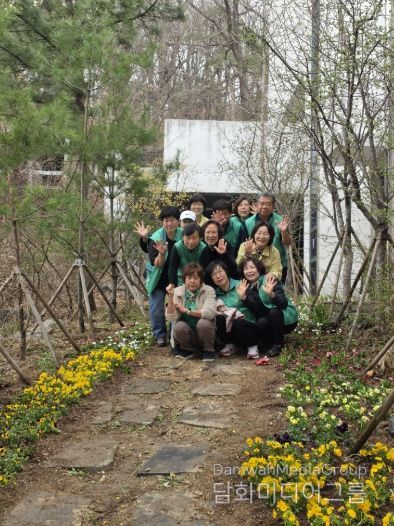 광명시 광명5동 새마을지도자협의회와 부녀회는 30일 봄맞이와 식목일을 기념해 비올라와 팬지 등 봄꽃 600그루를 심었다.