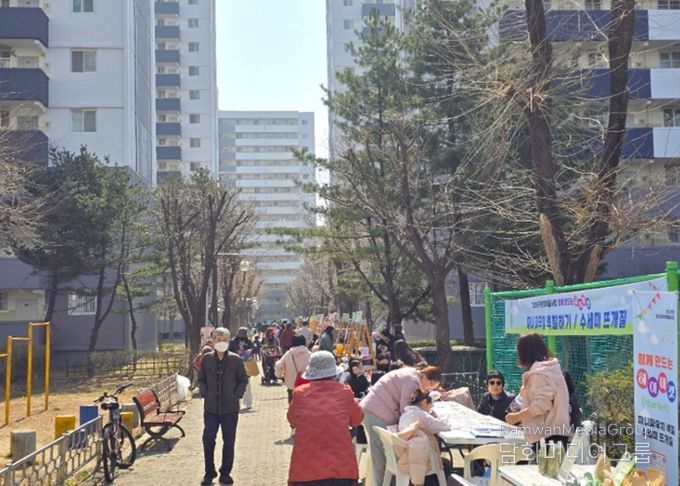 광명시 하안2동 주민자치회는 지난 28일 하안주공 3단지 내 중앙통로에서 주민자치 마을사업인 ‘함께 만드는 하이마켓’을 개최했다.