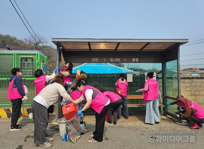 28일 여성단체협의회 버스정류장 환경정화 활동사진