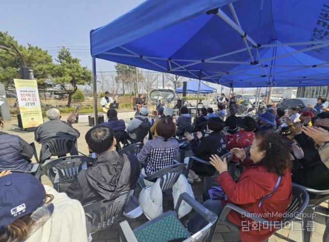 시흥시 신현동, 봄 여는 따뜻한 선율…‘봄 마중 버스킹 공연’마쳐
