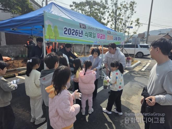 진도군, 식목일 맞아 무궁화 식재와 초화류 나눔 행사 개최