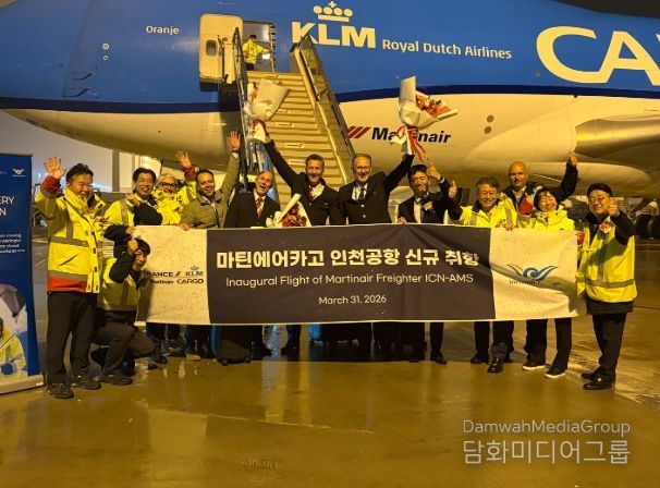 31일 새벽 ‘인천공항 마틴에어카고 신규취항 행사’에서 인천국제공항공사 김태영 물류개발팀장(오른쪽에서 5번째), 에어프랑스-KLM 마틴에어카고 한국&일본 총괄이사 베아트리스 델퓨(왼쪽에서 4번째), 김소영 한국지점장(오른쪽에서 2번째) 및 관계자들이 기념 촬영을 하고 있다.