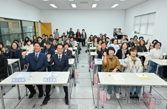 영주시는 3월31일 평생직원교육관에서 경북도민행복대학 개강식을 개최했다(단체기념사진)