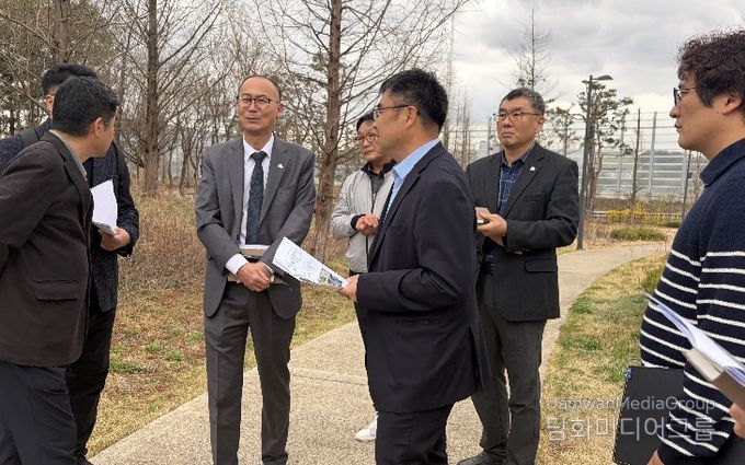 황국환 동탄구청장이 현장을 방문하여 동탄호수공원 인근 주차환경 개선 방안을 점검하고 있다