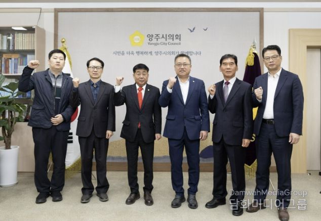 윤창철 양주시의회 의장이 정현호 결산검사 대표위원을 비롯한 결산검사 위원들과 함께 기념촬영을 하고 있다. 왼쪽부터 권태희 위원, 박건국 위원, 윤창철 의장, 정현호 대표위원, 백운찬 위원, 지후식 위원.