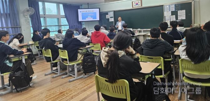 문흥중학교에서 3학년 학생을 대상으로 한국인권교육원 이건근 연구소장이 ‘학교로 찾아가는 민주시민교육’ 강의를 진행하고 있다.