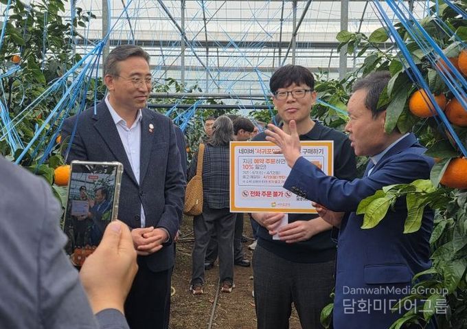 서귀포산 카라향 홍보를 위해 황창연 신부 영상 촬영에 오순문 서귀포시장이 동반 출연했다.