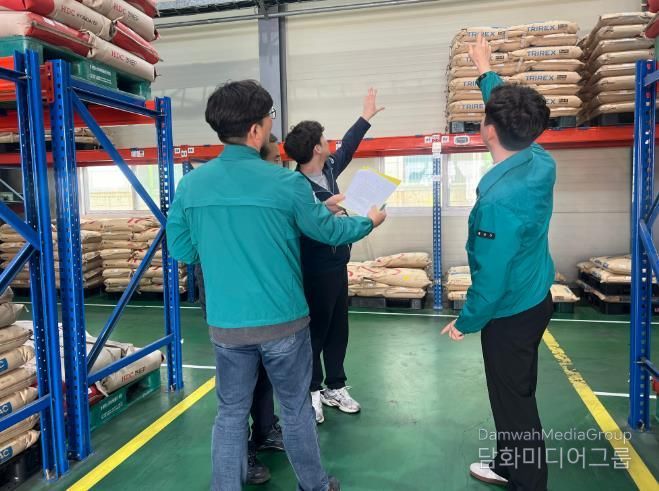 광산구가 산업단지 내 위반건축물 점검을 위해 건축물 현장을 확인하고 있다.