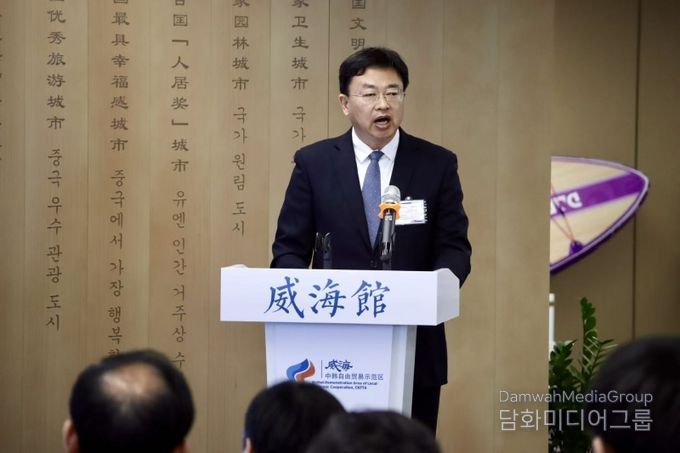 인천송도 웨이하이관에서 열린 ‘국제 웰리스 관광시험구 홍보설명회및 건강식품 교류회’에 참석한 중국 웨이하이시 경제기술개발구 상무국 유증파 국장이 인사말을 하고있다.