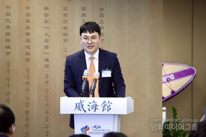 웨이하이시 정부 주한 경제무역대표처 상법술 수석대표가 국제 웰리스 관광시험구 홍보설명회에서 인사말을 하고 있다.