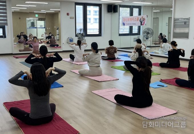밀양시 건강채움센터에서 열린 임신부 맞춤형 프로그램 ‘해피스쿨’ 요가 교실에서 참여자들이 전문 강사의 지도에 따라 수업에 참여하고 있다.