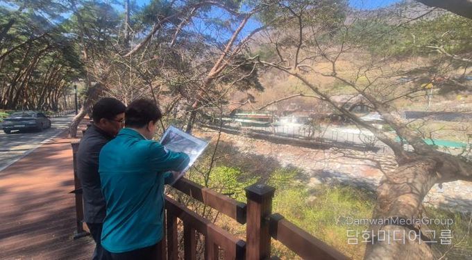 이정곤 부시장이 지난 2일 국가하천 구역 내 불법 경작 및 시설물 일제 점검 현장을 찾아 관련 현황을 점검하고 있다.