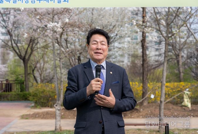 3일 ‘구민참여 정원숲 조성 행사’ 에 참석한 강남구의회 이호귀 의장이 축사를 하고 있다.