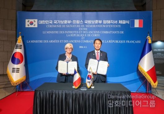 권오을 국가보훈부 장관이 2일 오후 서울시 용산구 전쟁기념관에서 열린 대한민국 국가보훈부-프랑스 국방보훈부 양해각서 체결식에 참석하여 카트린 보트랭 프랑스 국방보훈부 장관과 함께 협약서에 서명후 기념촬영을 하고 있다.(사진=국가보훈부 제공)
<p> </p>
<p>