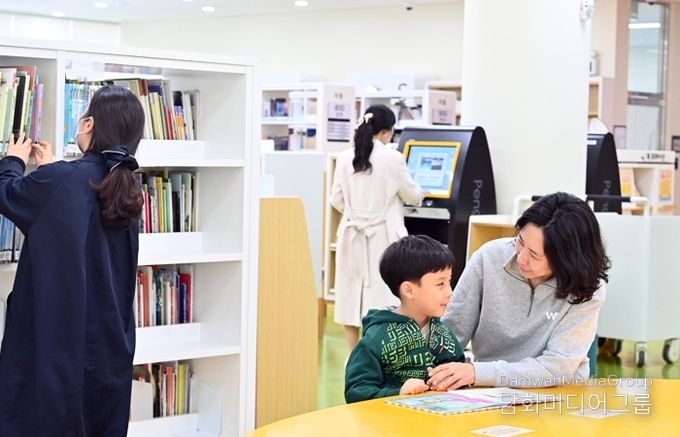 지난해 미사도서관을 방문한 엄마와 아이가 함께 책을 읽으며 즐거운 시간을 보내고 있는 모습.