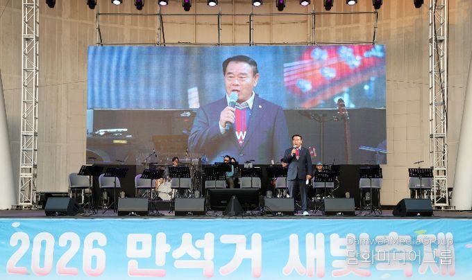 이재식 수원특례시의회 의장이 4일 만석공원에서 열린 ‘2026 만석거 새빛축제’ 개막식에 참석해 인사말을 하고 있다.