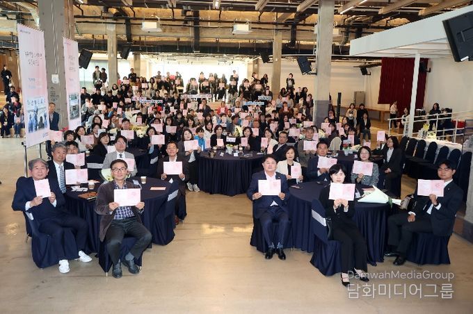 이재식 의장을 비롯한 참석자들이 ‘2026년 보건의 날 기념행사’에서 기념촬영을 하고 있다.