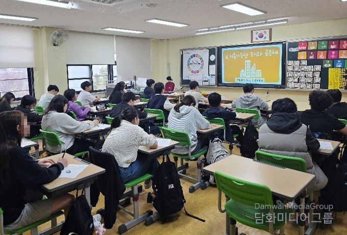 광산구가 운남초등학교에서 기후위기 대응, 생태 전환 등 가치를 알리는 ‘광산생태전환교육’을 진행하고 있다.