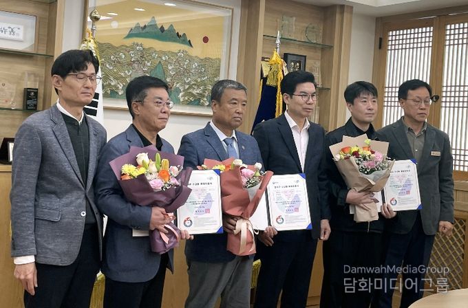 김광열 영덕군수(왼쪽 네 번째)가 수산물품질인증을 획득한 업체와 인증서 수여를 기념하고 있다.