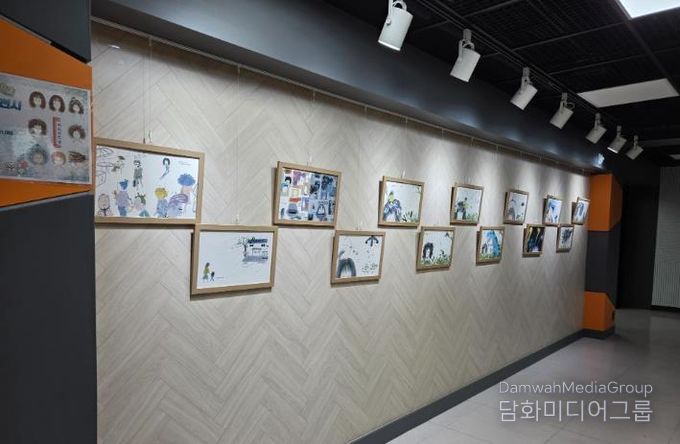 울주도서관은 오는 21일까지 3층 전시 카페에서 김도아 작가의 그림책 ‘머리하는 날’ 원화 14점을 전시한다