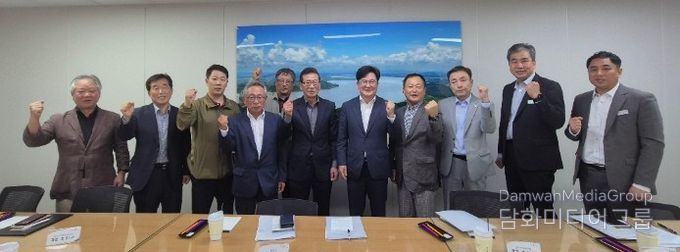 김병수 시장이 김포한강2콤팩트시티 내 대책위와 간담회를 갖고 있다.(2025.10.)