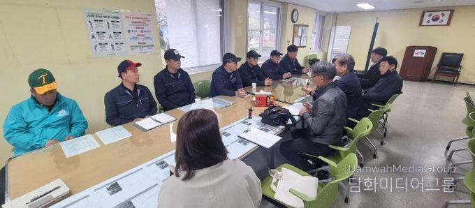 260406 점검전 시설 관리자들과 전문가들이 의견을 나누는 모습