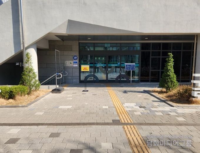 구로창의문화예술센터 주 출입구에 점자블록과 평탄한 보행 동선이 조성돼 있다.