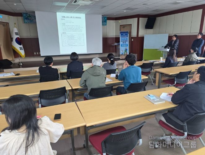 청양군농업기술센터가 4월 직원회의를 개최하고 스터그 그룹 연간 활동 계획을 발표하고 있다.