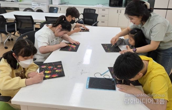 광주송정다가치문화도서관이 지난 2025년 7월 광주선예학교 초등 3학년 학생들을 대상으로 스크래치 페이퍼를 활용해 밤을 표현하는 독서 후 활동을 진행하고 있다.