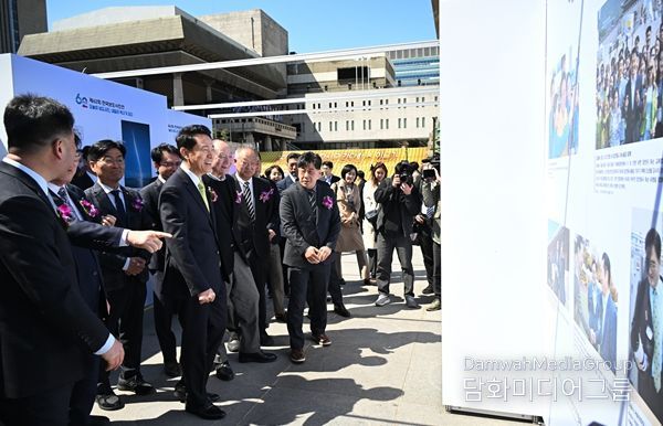 오세훈 서울시장이 7일(화) 열린 「제62회 한국보도사진전: 오늘의 보도사진, 내일의 역사가 되다」에서 전시를 관람하고 있다.