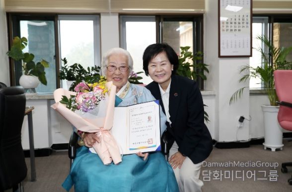 제주특별자치도 무형유산 ‘제주 호상옷’ 신규 보유자 송희순 씨에게 인정서를 수여했다