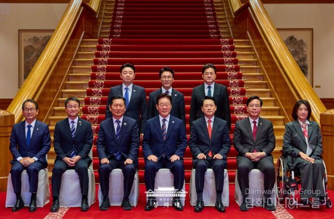 이재명 대통령이 4월 7일 청와대에서 여·야·정 민생경제 협의체 회담에 앞서 참석자들과 기념촬영하고 있다.
<p> </p>
<p>(청와대)