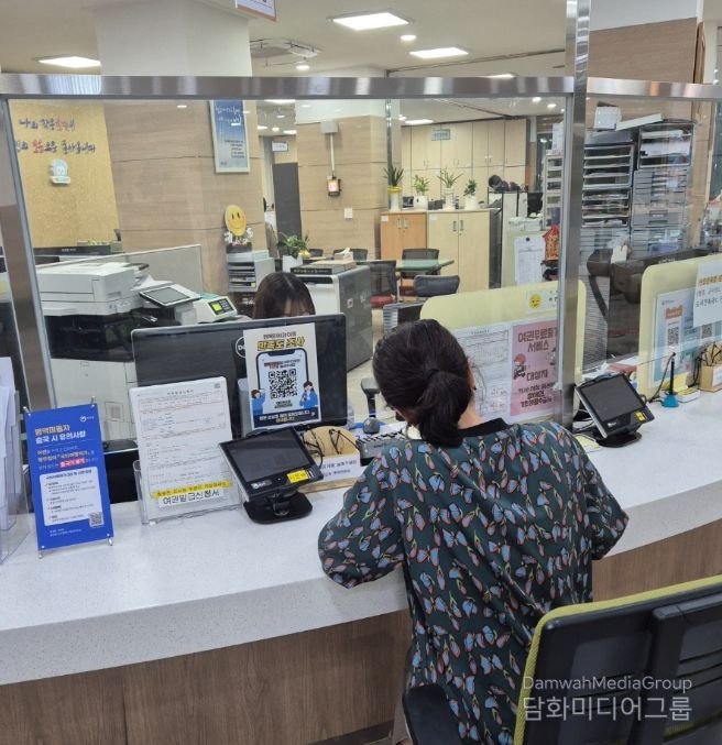 민원인이 ‘화요 야간 여권 민원실’에 방문해 여권 업무를 처리하고 있다.