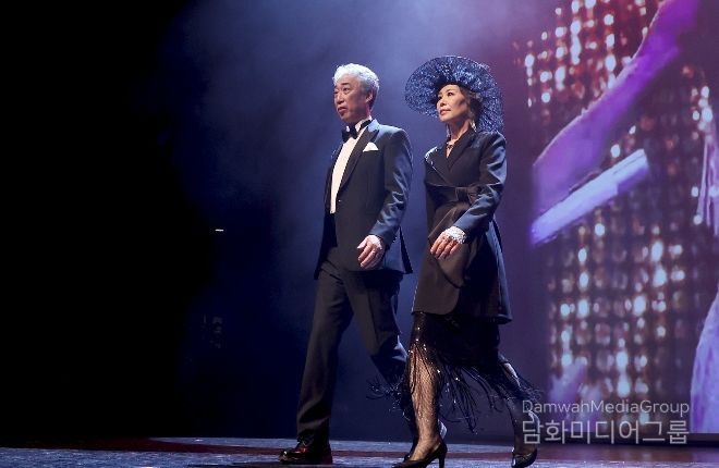 지난해 제3기 성동 시니어모델 양성 과정에 참여한 어르신들이 성과공유회에서 런웨이 무대를 선보이고 있다.