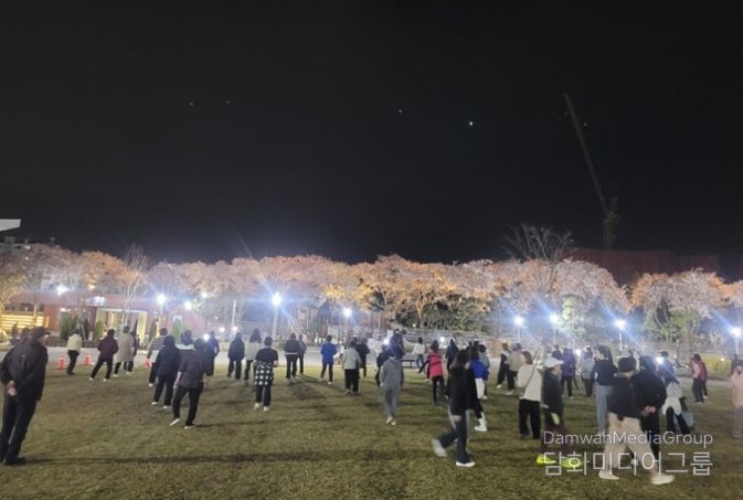 “퇴근 후 공원에서 힐링해요” 고성군 별빛체조