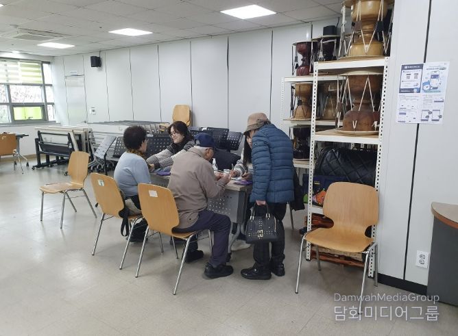 건강상담서비스를 이용하고 있는 시민들