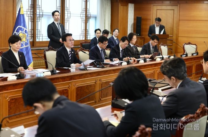 김민석 국무총리가 8일 세종대로 정부서울청사에서 열린 비상경제본부회의를 주재하고 있다.