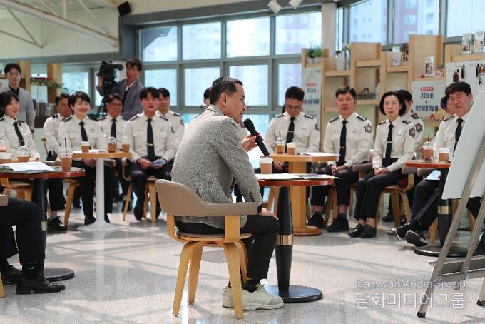 도청 카페에서 소방대원 40여명과 ‘따뜻한 차 한 잔’ 소통 간담회