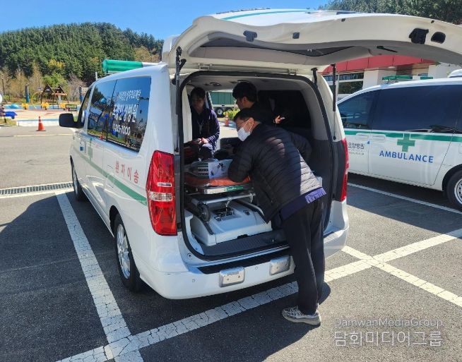 포항시 북구보건소가 7일 지역 내 구급차를 대상으로 현장 점검을 실시하고 있다.