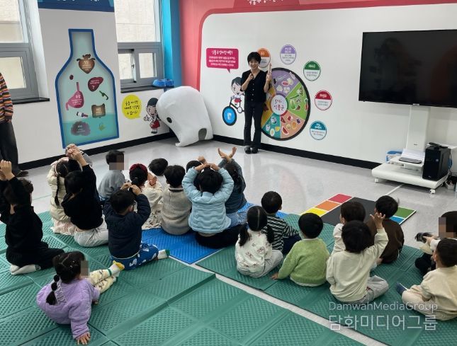 1. 천안시 성정건강생활지원센터가 어린이들에게 건강교육을 진행하고 있다.