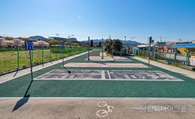 경주 황성공원 내 어린이 자전거 안전교육장에서 교통표지판과 횡단보도 등이 설치된 실외 교육 트랙 모습.