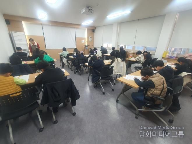 곡성군 드림스타트 아이들이 한자 학습 지도를 받고 있다.