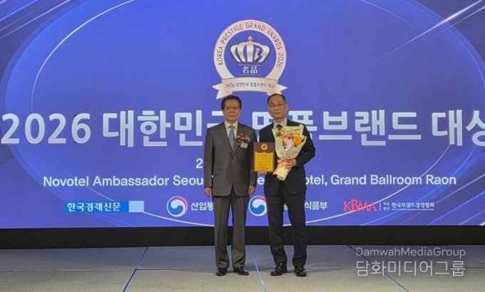 왼쪽부터 심사위원장 이훈영 경희대 교수, 평택시 이우진 농업기술센터소장