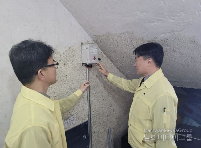 정연송 주택국장 및 건축과 공무원들이 반지하주택 내 침수경보장치 정상 작동 여부를 확인하고 있다