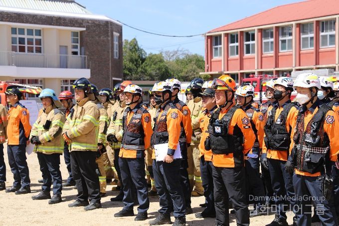 긴급구조종합훈련 사전훈련에 참여한 소방대원들이 훈련 결과를 공유하고 있다.