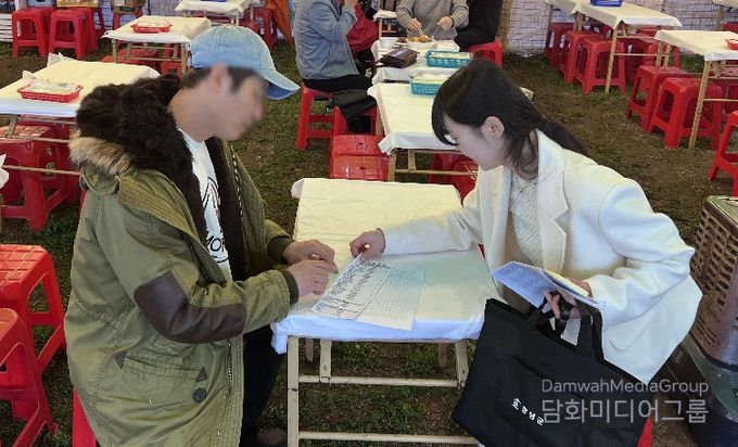 1. 위생관리 전담반이 식품접객업소 특별 위생점검을 실시하고 있다.