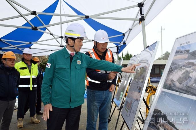 안병구 밀양시장이 밀양역 재건축 현장을 방문해 관계자로부터 공사 현황에 대한 설명을 듣고 있다.