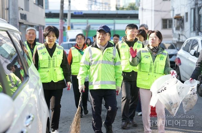 주민들과 함께 골목을 청소하는 류경기 중랑구청장의 모습
