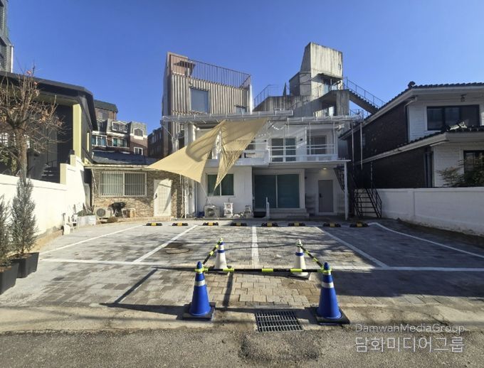 담장을 허물고 조성된 내집주차장